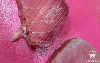 Нашинкуйте слайсами тунец, но не очень тонко.