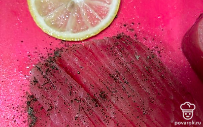 По желанию, можете поперчить рыбу, сбрызнуть соком лимона очень щедро. Оставьте тунца мариноваться пару минут.