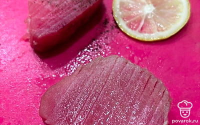 Повторите манипуляции со вторым стейком. Оставьте его без перца, только с соком лимона, если кто-то не любит острое.