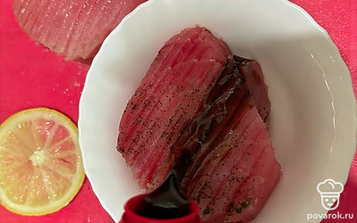 Выложите нарезанный тунец в миску и щедро полейте соевым соусом. Оставьте мариноваться 10-15 минут.