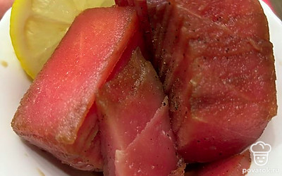 Повторите то же самое со вторым кусочком. Периодически все перемешивайте, чтобы соус равномерно попал на всю рыбу.