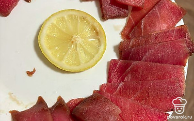 Выложите стейки порционно или подавайте с гарниром. Приятного аппетита!