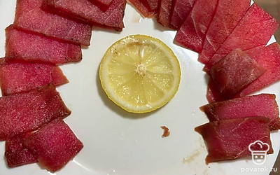 Чтобы тунец был вкусный, размораживайте его на верхней полке холодильника, не при комнатной температуре. Нарезать удобнее не до конца размороженную рыбу. Тогда кусочки будут ровными и красивыми.