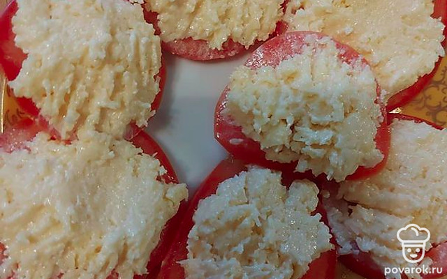 Помидоры, фаршированные сыром и чесноком — Рецепт с фото