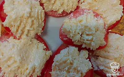 На помидоры выложите сыр с чесноком.