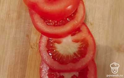 Помидоры вымойте, нарежьте кружочками.