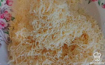 Сыр натрите на мелкой терке. 