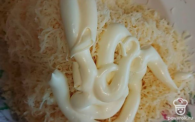 К сыру с чесноком выложите майонез. Все тщательно перемешайте.