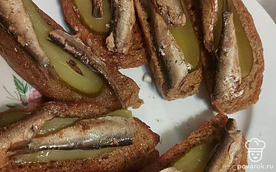 На огурцы разложите шпроты.