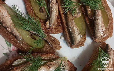 Сверху украсьте все укропом. Для красоты можете выложить бутерброды при подаче на зелень.