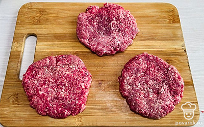 Разделите фарш на 3 равные части. Слепите шарики, отбейте их рукой в руку. Сформируйте котлеты, как показано на фото.