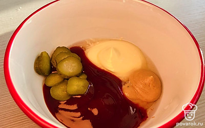 В отдельной посуде соедините майонез, горчицу, уксус, соус барбекю и огурчики. Блендером взбейте до однородной массы.