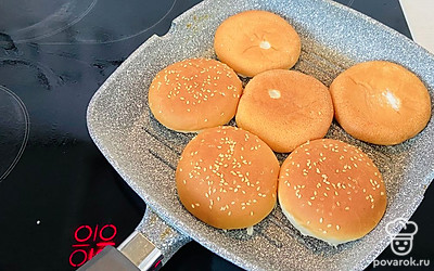 На сухой сковородке обжаривайте булочки с внутренней стороны.