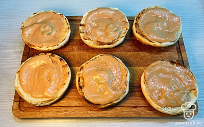 Намажьте соусом верхнюю и нижнюю булочки.