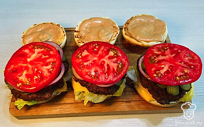 Дальше выложите ломтик мясистого помидора.