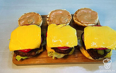 Положите на помидор ломтик сыра.