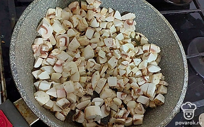 Шампиньоны слегка обжарьте на небольшом количестве масла.