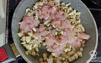 Добавьте мелко нарезанную курицу.