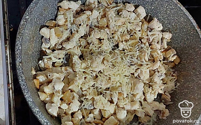 Когда ингредиенты почти приготовятся, посыпьте сыром и доведите до готовности.