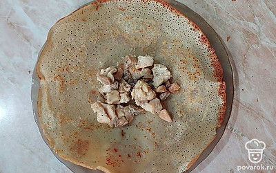 Выложите начинку в центр блинчика. Защипните края, формируя мешочек. Закрепите верх блинчика жгутиком сыра косичка.