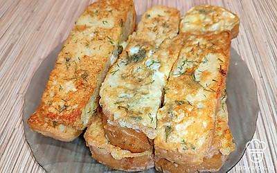 Жареный хлеб с яйцом и укропом — Рецепт с фото