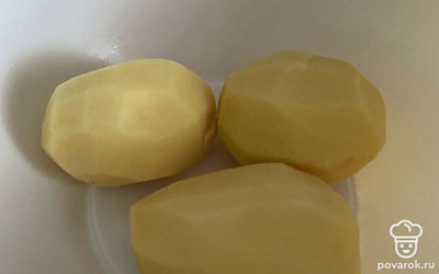 Почистите картофель. Для удобства разрежьте на части.