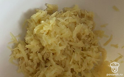 Натрите картофель на мелкой терке.