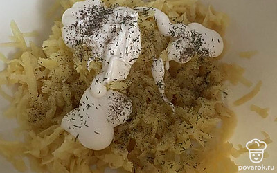 Добавьте майонез, перец, соль. Можно добавить сметану.