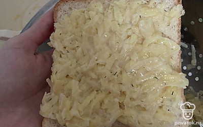 Выложите смесь на тостовый хлеб.