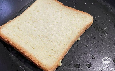 Обжарьте бутерброды начинкой вниз (2 минуты),
затем переверните и обжарьте с другой стороны.