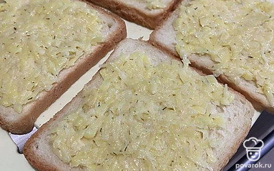 Обжарьте все бутерброды до золотистой корочки.