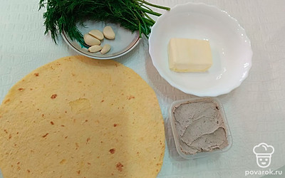 Нагрейте масло при комнатной температуре. Добавьте к нему мелко нарезанный укроп, пропущенный через пресс чеснок, хорошо перемешайте. Можно немного посолить по вкусу.