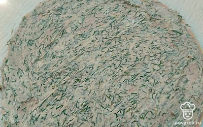 На готовую лепешку равномерно выложите смесь из сливочного масла и зелени. Затем равномерно выложите печеночный паштет. Паштет можно взять любой.