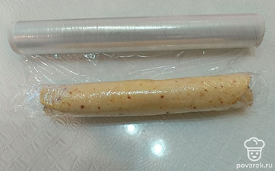 Аккуратно сверните в рулет. Заверните в пищевую пленку и уберите в холодильник на 2 часа. Достаньте рулет, разрежьте на дольки 1-1,5 сантиметра.