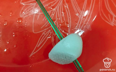 Маленькие шарики моцареллы разрежьте пополам и наденьте на шпажку.