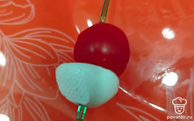 Следом наденьте помидорку черри.