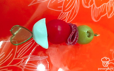 Следом насадите на шпажку оливку.