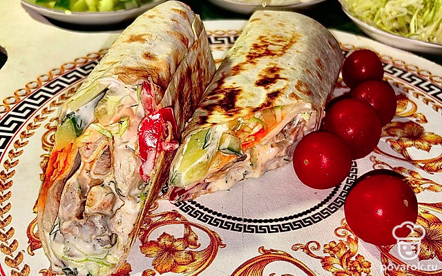 Шаурма домашняя с курицей, помидорами черри и перцем чили — Рецепт с фото