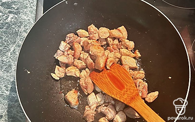 Обжарьте курицу до золотистой корочки, но не пережаривайте. Томите примерно 5-8 минут.