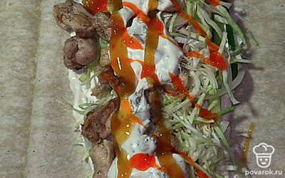 Смажьте лаваш соусом и выложите ингредиенты по желанию. После снова смажьте соусом . По желанию, приправьте соусом чили или любым кисло-сладким.