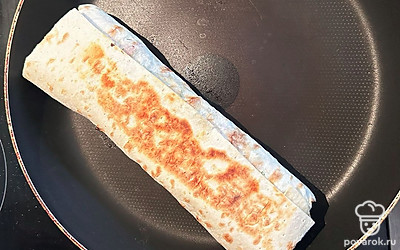 Обжаривайте шаурму на сухой сковородке, по 2 минуты с каждой стороны. Томите на небольшой мощности так, чтобы получилась хрустящая и румяная корочка.