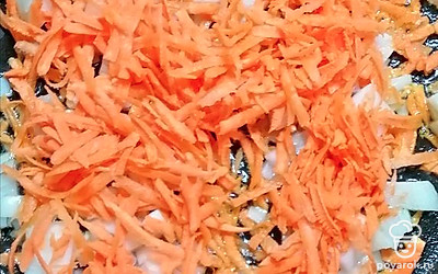 На растительном масле обжарьте чеснок, лук (предварительно нарежьте кубиками), натертую на крупной терке морковь до золотистого цвета.