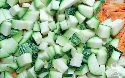 Цукини нарежьте кубиками, добавьте в сковороду.