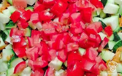 Помидоры нарежьте кубиками и выложите на цукини. Накройте крышкой и тушите до мягкости цукини.