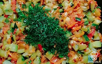 Посыпьте мелко нарезанным укропом и солью. Накройте крышкой, дайте остыть.