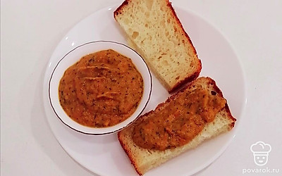 Подайте с подсушенным хлебом. 