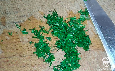 Укроп помойте, мелко нарежьте.