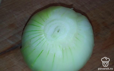 Лук почистите.