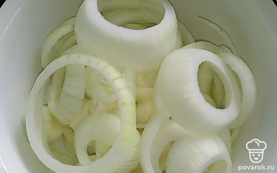 Нарежьте лук кольцами.
