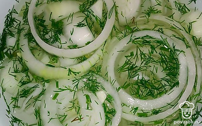 Залейте лук водой, добавьте уксус, сахар, соль, укроп. Перемешайте, дайте постоять 15 минут и слейте воду.